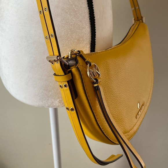 💛Michael Kors crossbody 💛 - Picture 3 of 5